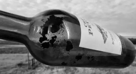 葡萄酒有沉淀物是正常的，可能你扔了一瓶好酒！
