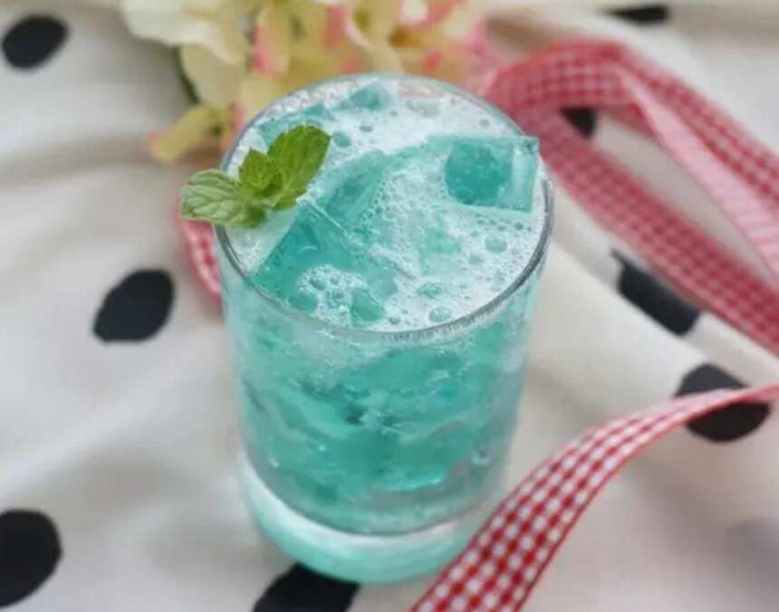 夏日冰饮，蓝冰洋鸡尾酒