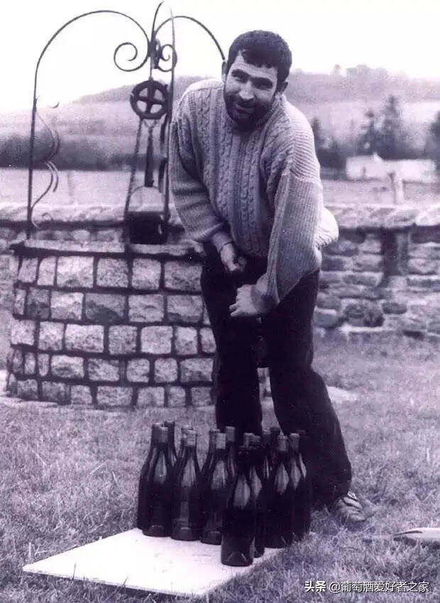 葡萄酒界的吉尼斯记录：他一只手举起了51只高脚杯！