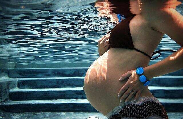 超模因“怀孕”走红，孕8月“腹肌”清晰可见，网友：胎儿太难了
