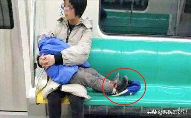 地铁上，一对父女等地铁的照片火了，网友：这才是最高级的炫富