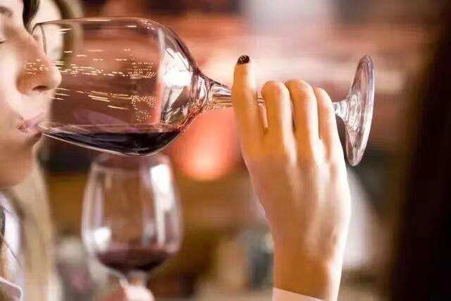 和你爱的人欢度一生不能缺一瓶葡萄酒