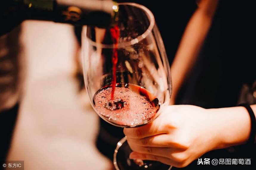 葡萄酒为什么不说“喝”，而称“品”？为什么又要慢慢的品？