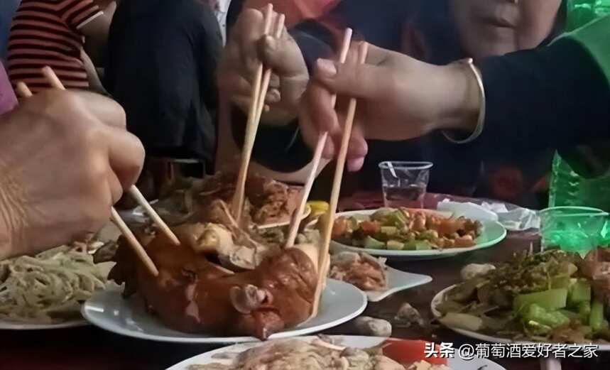 “菜不摆三 筷不成五 席不成六”的用餐之道