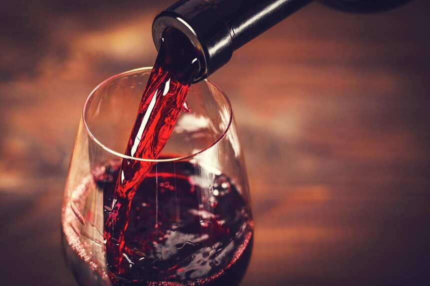 喝完葡萄酒：嘴巴、舌头变黑不是酒的错