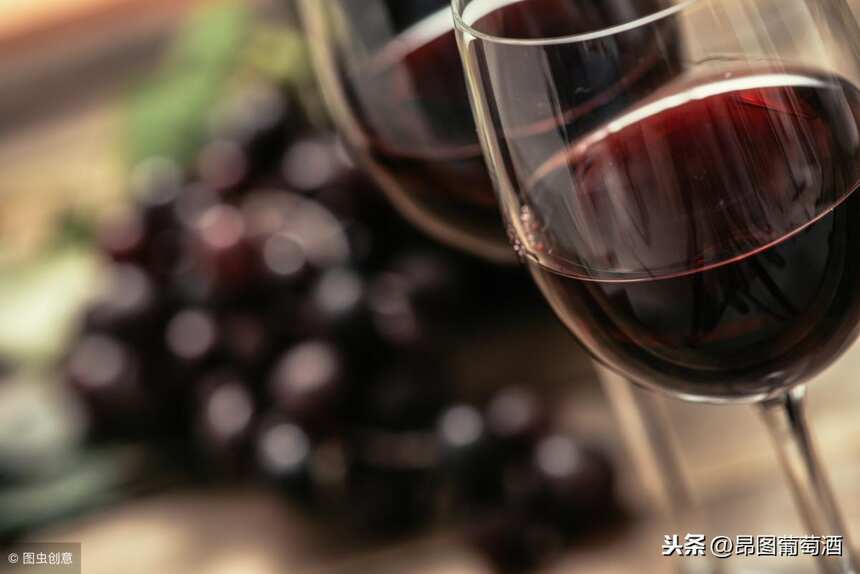 干红葡萄酒的“干红”为何意？最受欢迎的干红葡萄酒是哪三种？