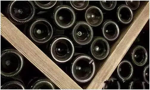 葡萄酒瓶底的小酒窝是干什么用的？