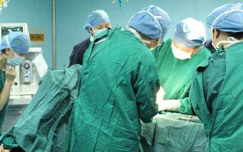 26岁孕妇剖腹产被医生拒绝，胎儿头部被“扯断”，直接掉落在手上