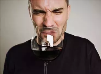 4步帮你鉴别这红酒还能不能喝！
