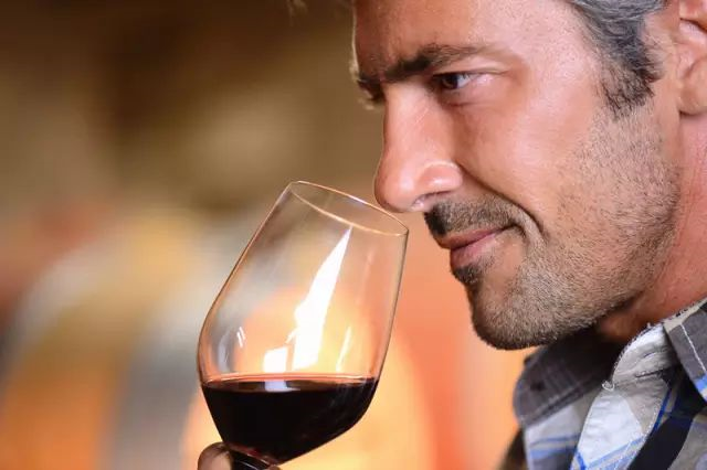 喝葡萄酒的错误习惯，你中了几条？