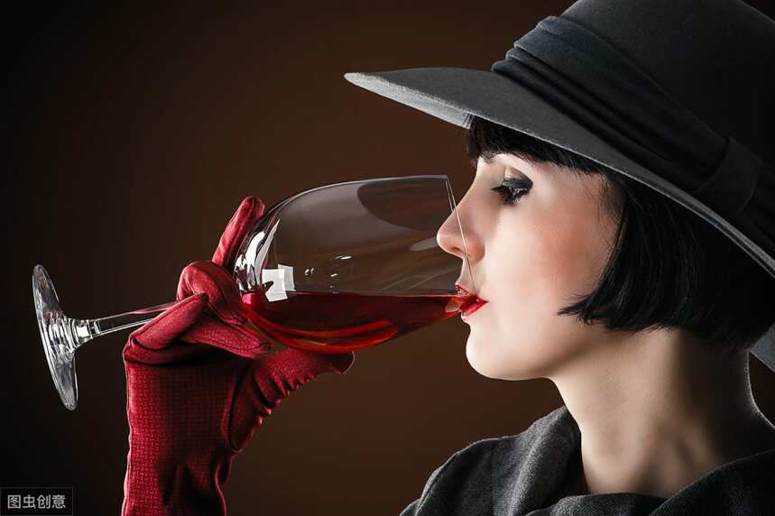 1杯红酒=1次美容，女性每天喝一点，永葆青春18岁