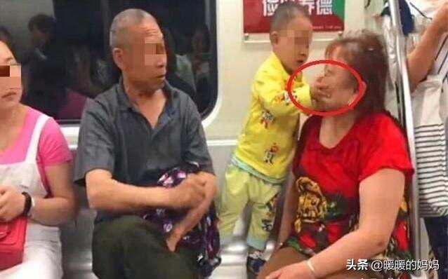 孙子在地铁上对爷奶“拳打脚踢”，路人劝阻反被怼：他还是个孩子