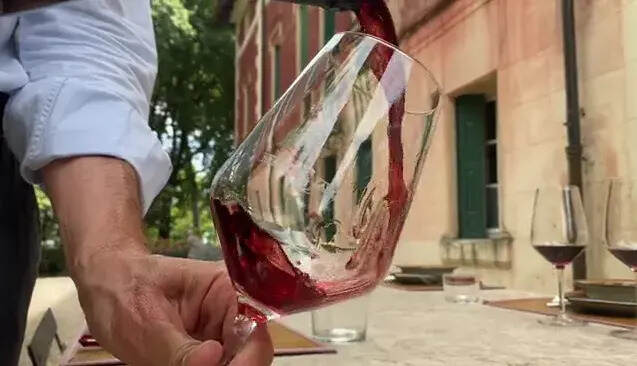 ​葡萄酒挂杯越明显，酒质越好吗？