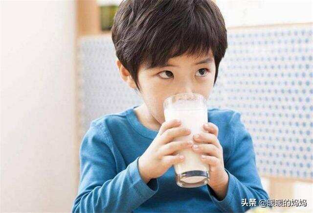 7岁女孩喝了2年“牛奶”，身高却迟迟不长，医生：这些可不是牛奶