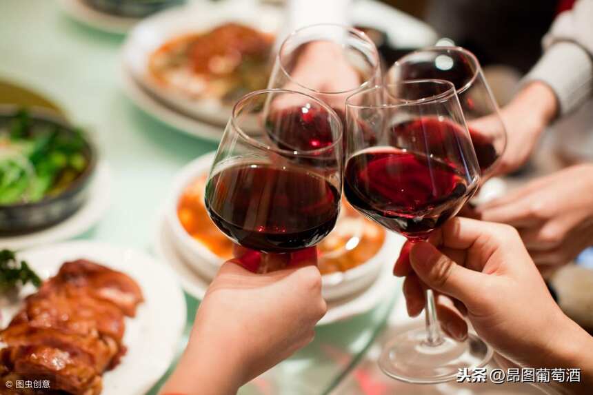 葡萄酒为什么不说“喝”，而称“品”？为什么又要慢慢的品？
