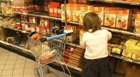 宝妈带娃逛超市，拿“空瓶”结账被罚10倍赔偿，宝妈怒怼：下等人