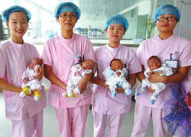 产妇生下“4胞胎”，看到第四个娃，医生：老四这辈子有“福”了