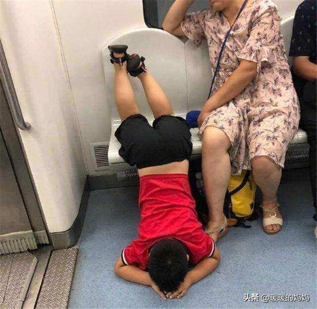 地铁“霸座”小男孩火了！1人占3人位置，妈妈“视而不见”引众怒