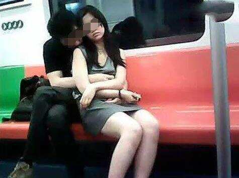 小情侣地铁上打情骂俏，“动作”让乘客不耻：父母的脸都被丢尽了