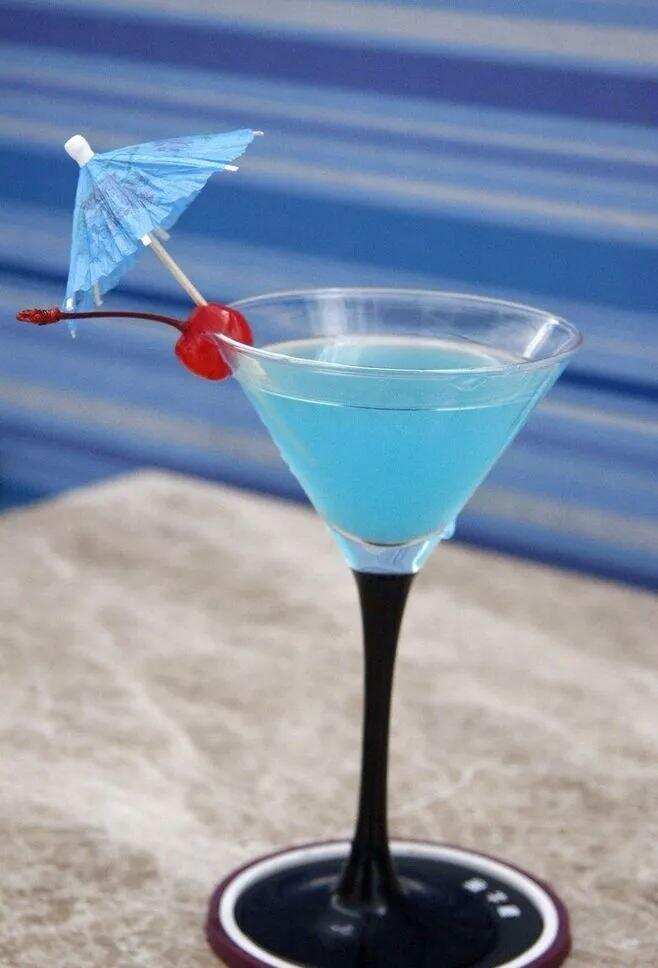蓝色夏威夷鸡尾酒，别具热带风味