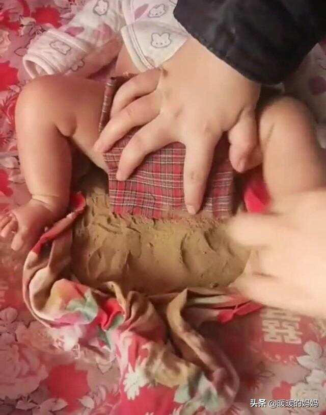 宝妈在娃身下放“沙土”代替纸尿裤，网友：害娃不浅，都啥年代了