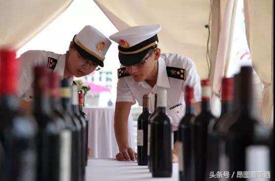 水客把3瓶葡萄绑在腰部入境被查，从港、澳带样品酒要注意了！