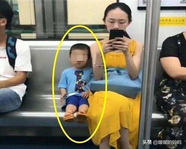 孙子在地铁上对爷奶“拳打脚踢”，路人劝阻反被怼：他还是个孩子