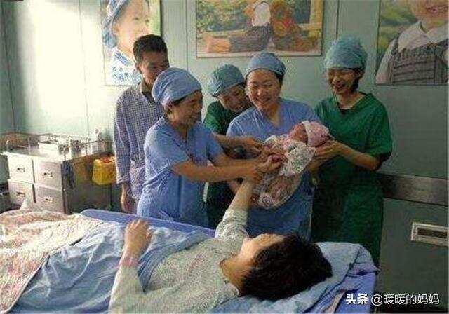 6斤男宝顺利出生，孩子“没眼睛”急坏小两口，医生看后笑出了声