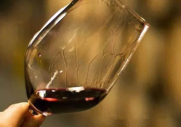 挂杯重就是好酒？辨别葡萄酒好坏的五个误区。