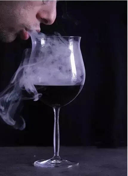 红葡萄酒可清除烟民体内的毒素