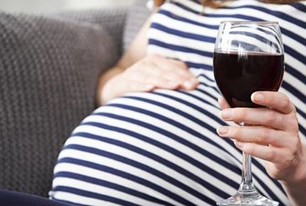 研究称女性怀孕期间喝酒会改变孩子脸型