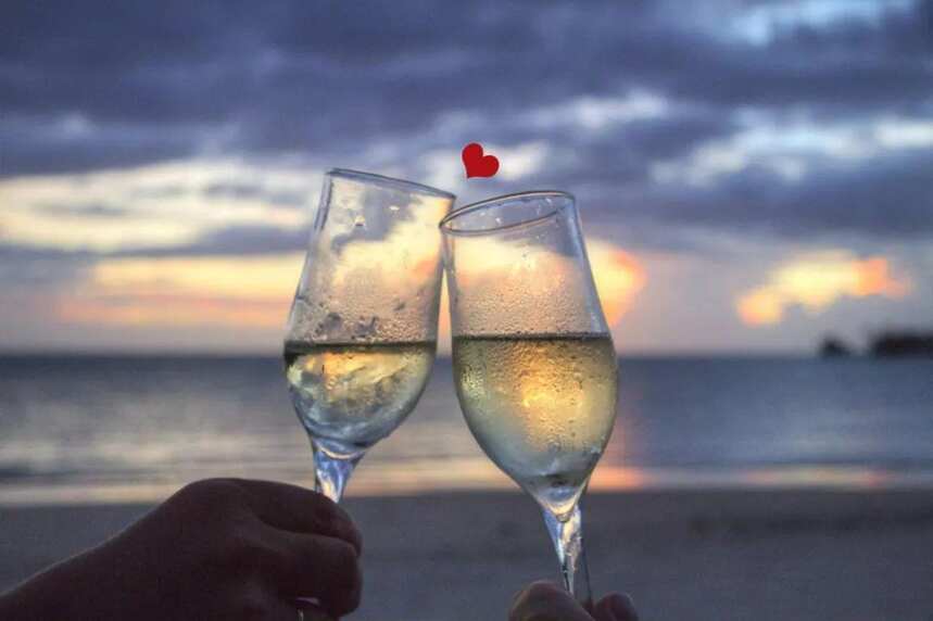 香槟酒不止有庆祝之意，还能让你收获爱情