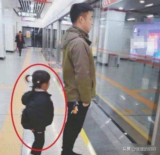 爸爸带5岁女儿等地铁火了！孩子教养立现，网友：这才叫“炫富”