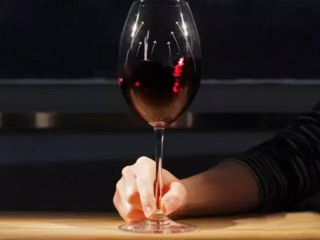 葡萄酒为什么要摇杯，最全的回答！免费领取红酒课程