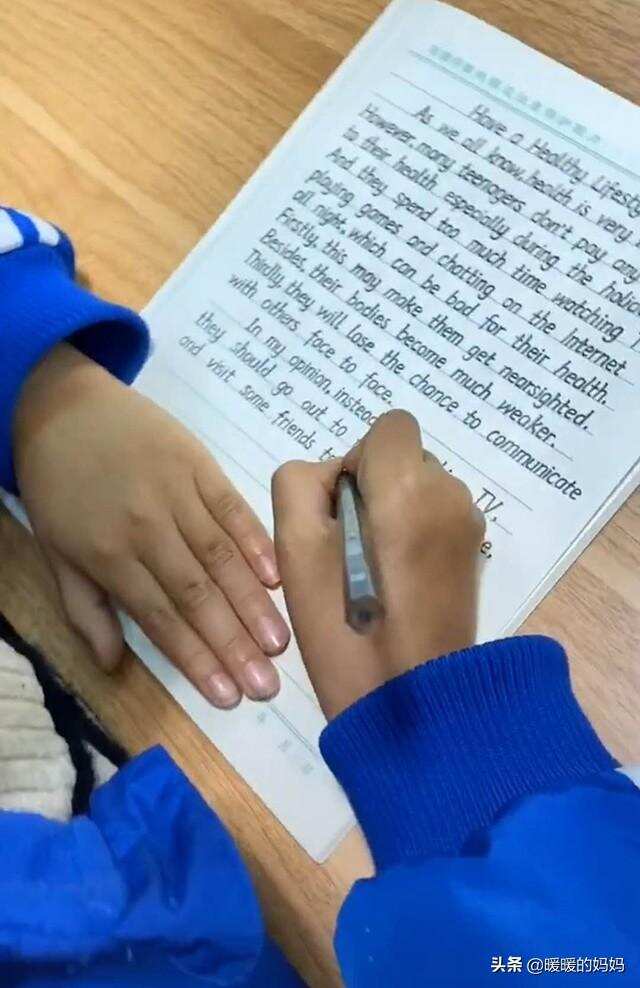 8岁男孩写“印刷体”英语火了！标点都透着洋气，老师：自愧不如