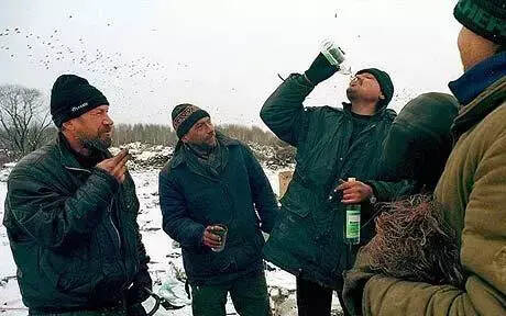 冬天特供｜酒鬼们欢呼：喝酒可以驱寒 抱歉，并没有这功效