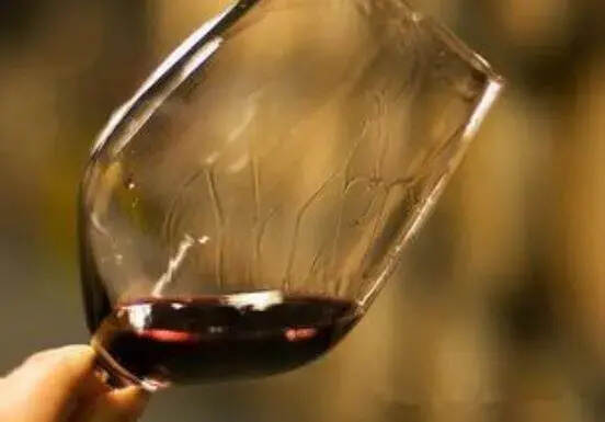 ​葡萄酒挂杯越明显，酒质越好吗？