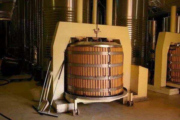 “红葡萄酒”是怎样酿造出来的？从采摘到灌装，一次性全都讲明白