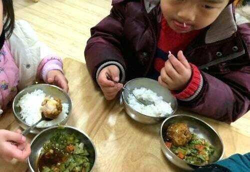 幼儿园老师分享午餐照，“高蛋白”配菜让宝妈呕吐不止：给个说法