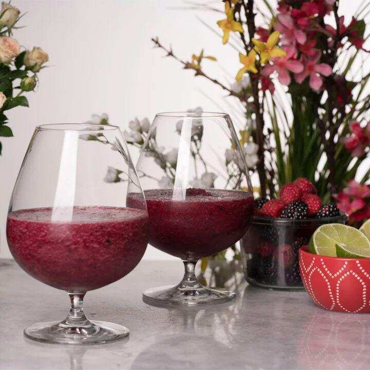 紫红色的水果鸡尾酒