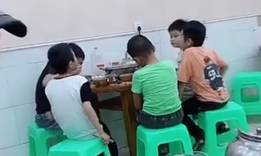 5个孩子在火锅店“聚餐”火了！各种聊天和调侃，网友：让人羡慕
