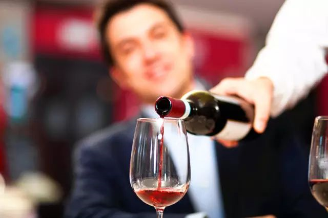 喝葡萄酒的错误习惯，你中了几条？