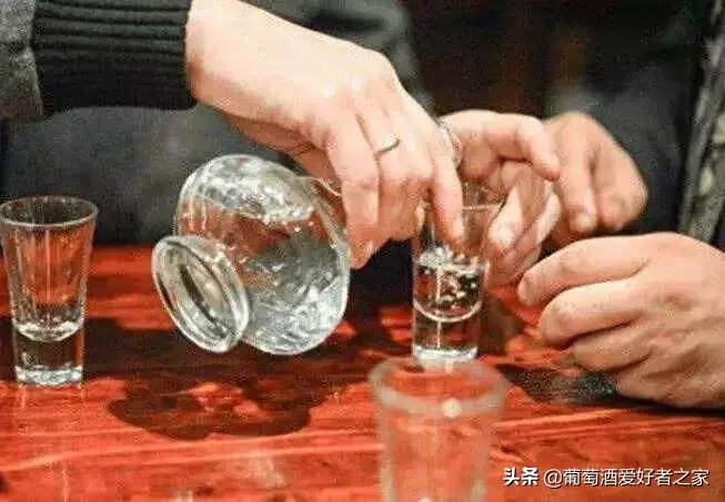 #酒业大V启明星计划#关于酒俗：到底什么叫“推杯换盏”？