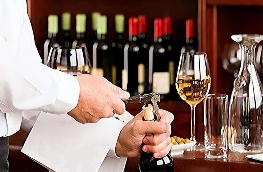 葡萄酒品鉴：6种不同类型的葡萄酒刀及正确使用方法，一定要知道