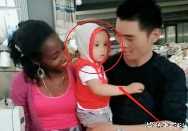 非洲妈生“白嫩宝宝”乐开花，看到爸爸后，网友：中国基因好强大