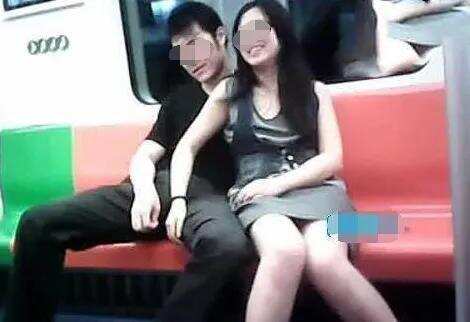 小情侣地铁上打情骂俏，“动作”让乘客不耻：父母的脸都被丢尽了