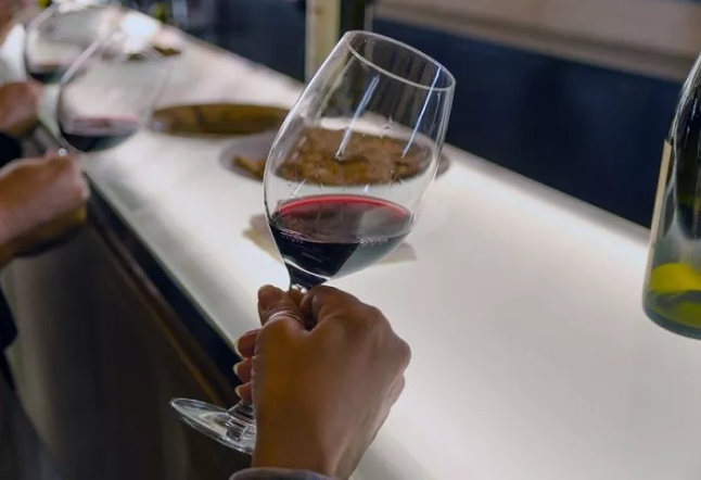 看葡萄酒颜色时，为什么要将酒杯倾斜45°？