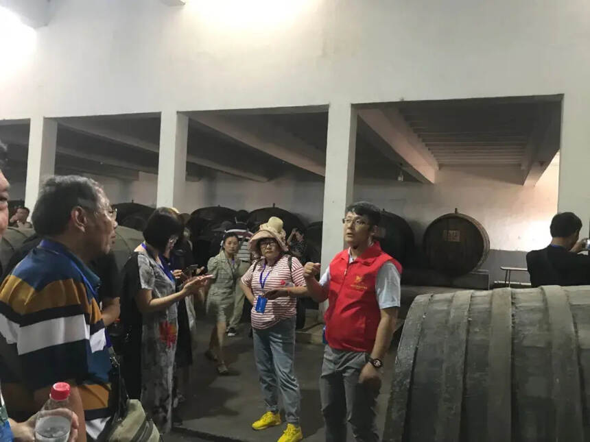 陕旅骏途网300余人参观陕西丹凤葡萄酒厂
