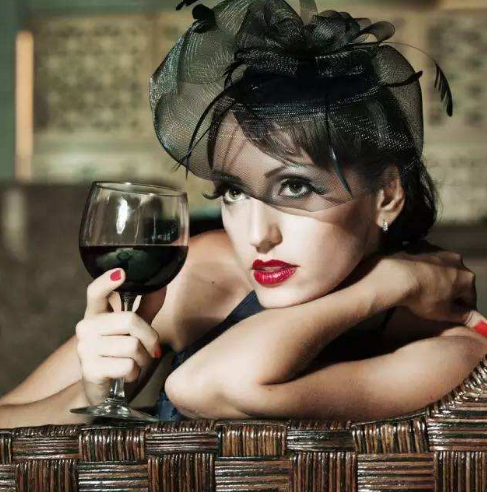 当女人遇上红酒，酒不醉人，人自醉