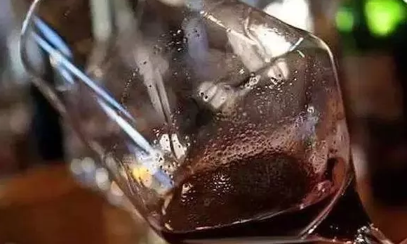 葡萄酒有沉淀物，是酒不能喝了？